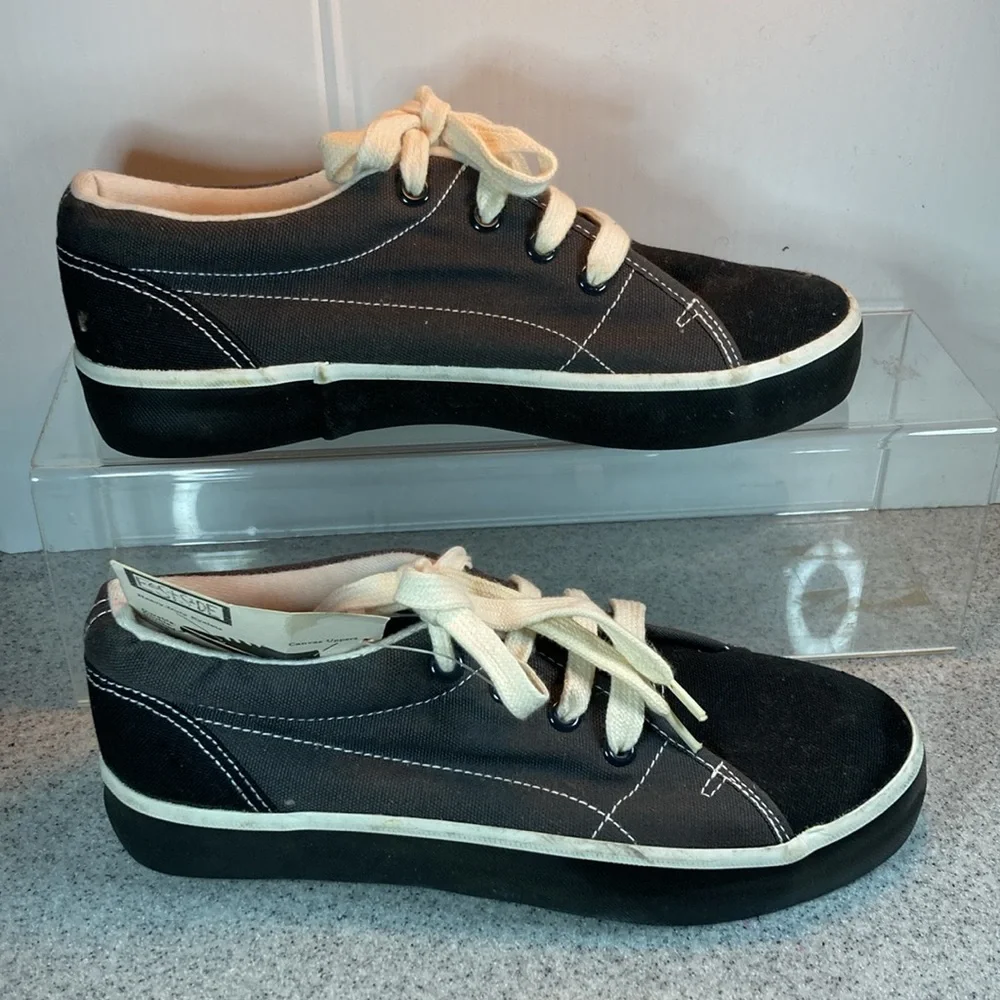 00’s Eastside gray and black‎ canvas tennis shoes size 7. NWT box 10